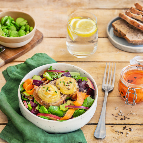 Vegetarischer Salat mit warmem Ziegenkäse, Möhren, Roter Bete und dicken Bohnen